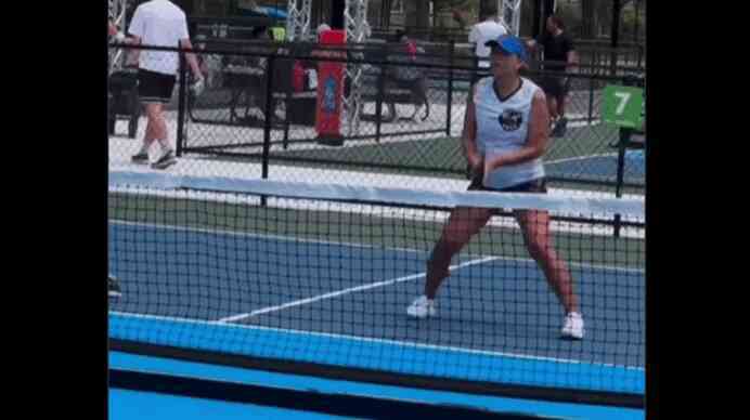 Vận động viên mang bầu truyền cảm hứng tại giải đấu pickleball ở Mỹ