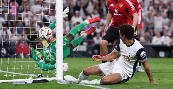 CĐV Man Utd trút giận lên Onana
