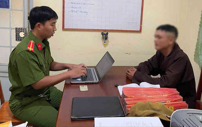 Giả tu sĩ kêu gọi từ thiện
