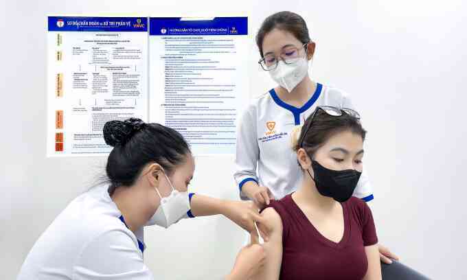 Nhân viên văn phòng tiêm ngừa thủy đậu