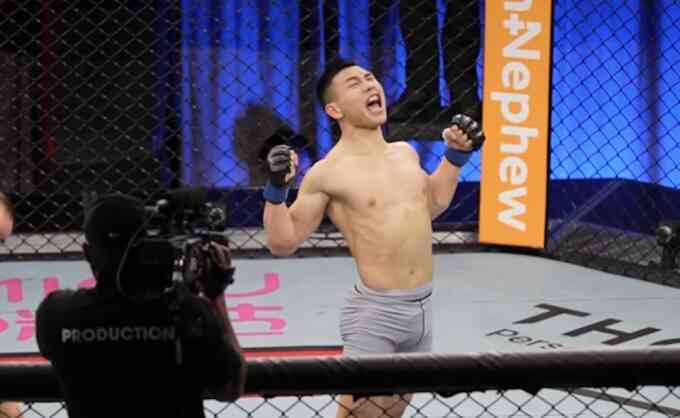 Võ sĩ Việt Nam hạ đối thủ Nhật Bản sau pha giả đấm ở vòng loại UFC