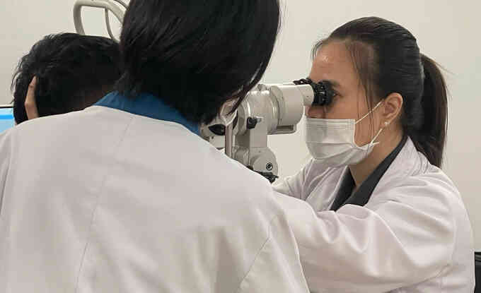 Thiếu nữ chấn thương mắt khi chơi đá bóng
