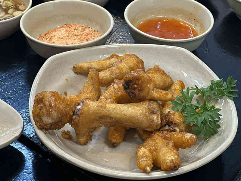 Chân gà bổ đủ bề nhưng 2 nhóm người nên hạn chế ăn