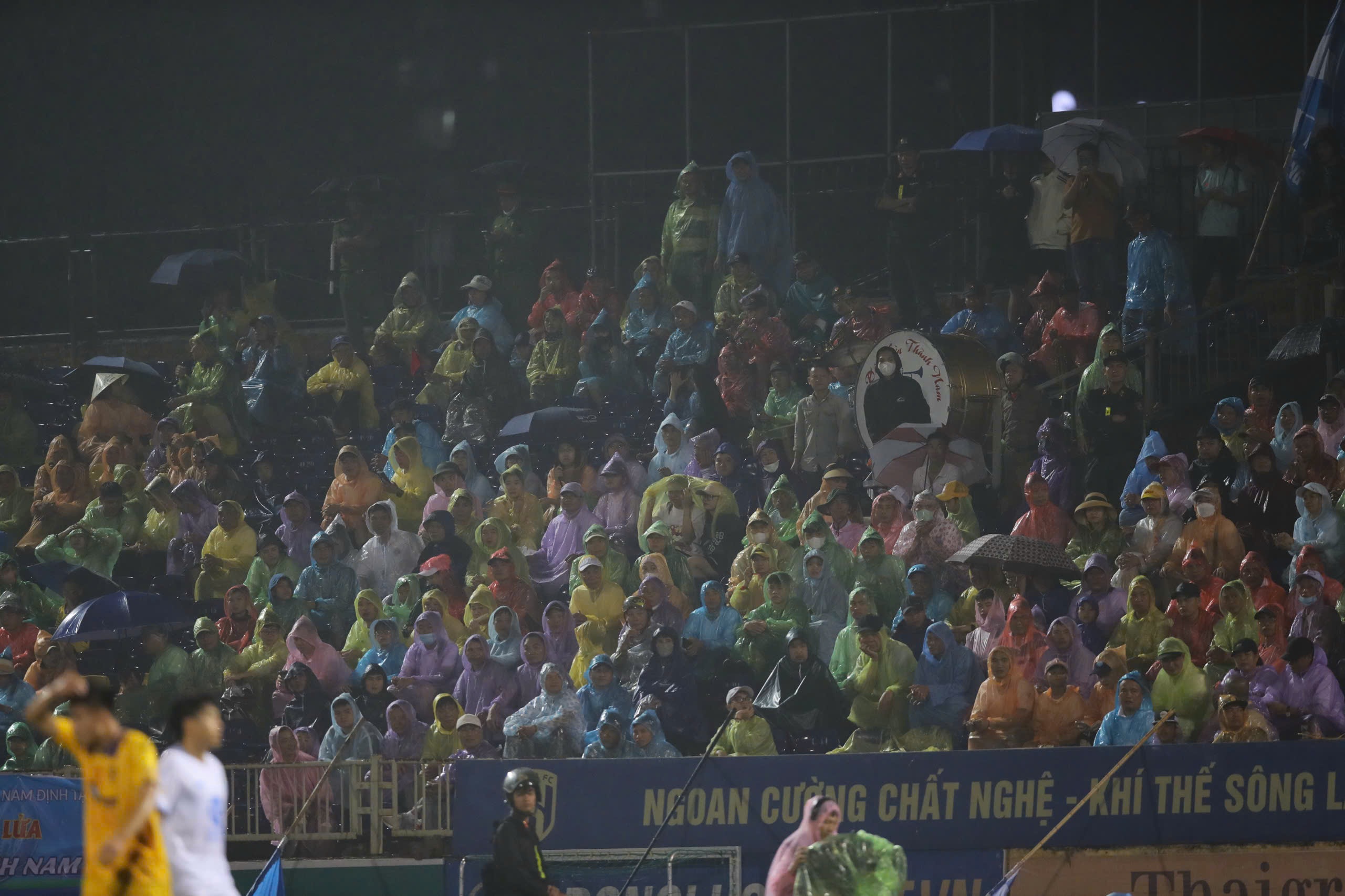 Đánh bại SL Nghệ An, CLB Nam Định tiến sát ngôi vương V-League