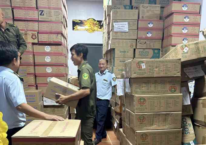 Long An phát hiện gần 12.000 lon sữa không rõ nguồn gốc