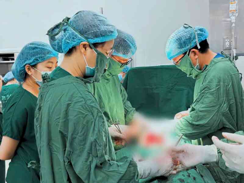 Mổ cấp cứu sản phụ 22 tuổi huyết áp tăng vọt, 