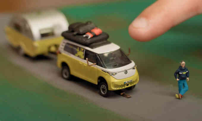 Xe mô hình cắm trại chạy điện nhỏ nhất thế giới