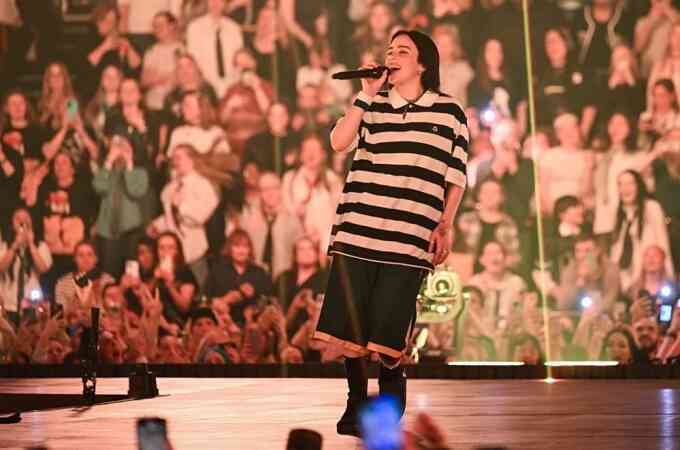 Billie Eilish thắng lớn tại AMAs 2025