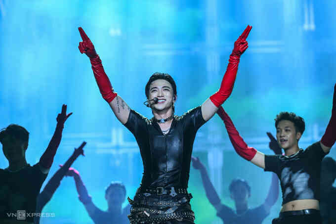 Soobin nhảy múa, hát xẩm trong concert