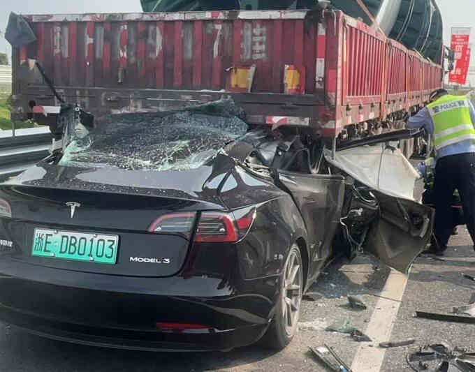 Xe điện Tesla lao như tên bắn vào xe đầu kéo đang đỗ