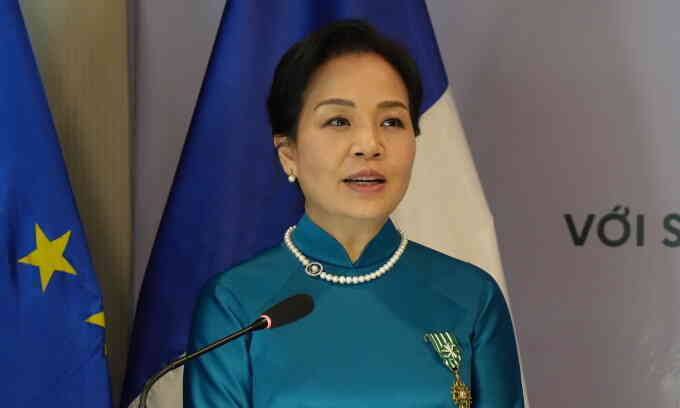 Bà Ngô Phương Lan được trao Huân chương bậc sĩ quan Pháp