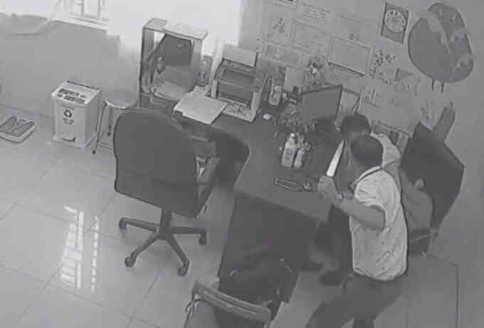 Bác sĩ đâm đồng nghiệp trong phòng khám
