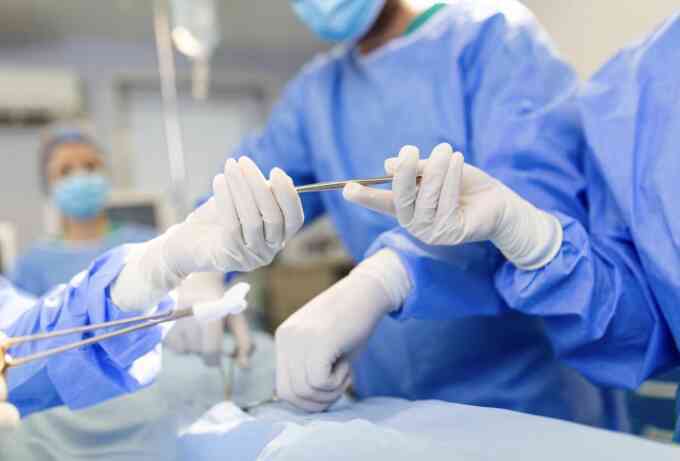 Bé 7 tháng suýt chết vì tụ máu dưới da đầu sau cú ngã