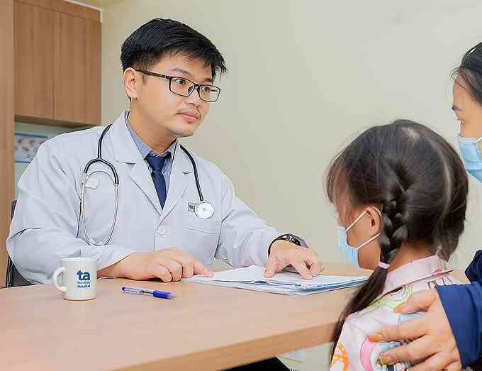 Bé gái bị áp xe thành sau họng