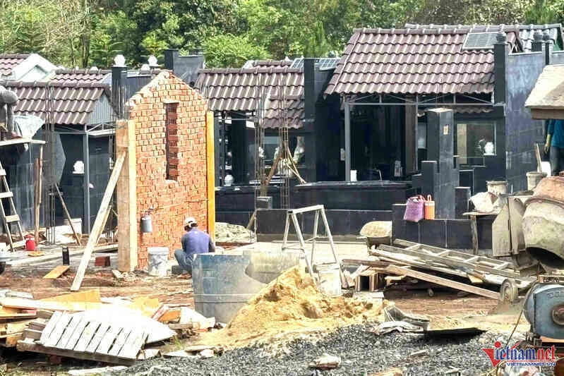 Chủ thầu xây mộ lao đao vì giá cát tăng phi mã, lo phải bù lỗ từ tới 10 triệu đồng/ngôi mộ