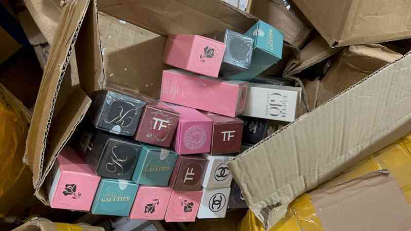 Đột kích kho nước hoa nghi giả Chanel, Dior ngay giữa phố cổ Hà Nội