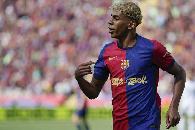 Lamine Yamal ký hợp đồng ‘Quả bóng vàng’ với Barca