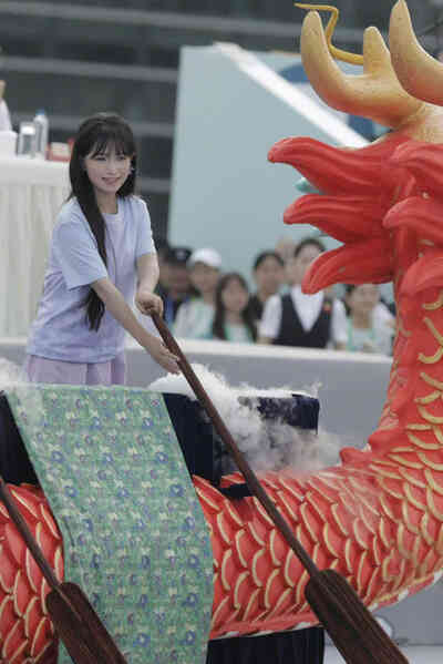 Lý Tử Thất gây chú ý sau nửa năm ở ẩn