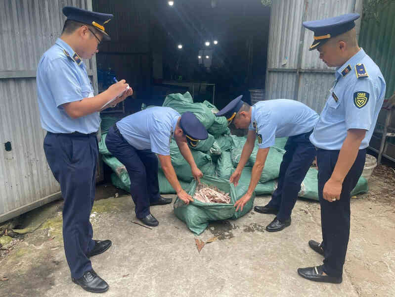 Phát hiện gần 8 tấn chân gà không rõ nguồn gốc tại kho lạnh ở Móng Cái