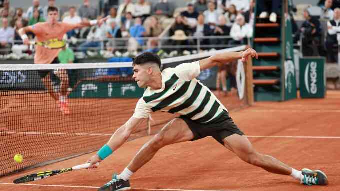 Alcaraz thua set đầu ở Roland Garros
