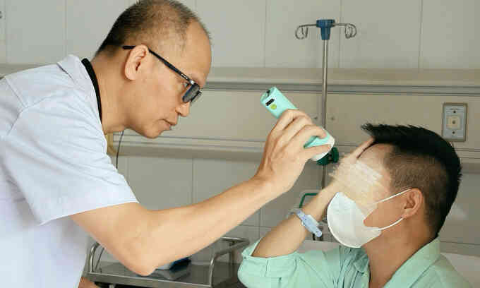 Người đàn ông mất thị lực sau mũi tiêm xóa nhăn