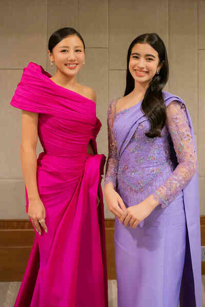 Văn Mai Hương hát ở diễn đàn kinh tế