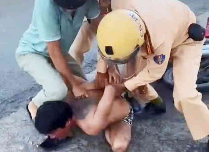 CSGT khống chế người `múa dao` trên đường