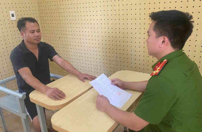 Hai người cưỡng đoạt tiền của CSGT
