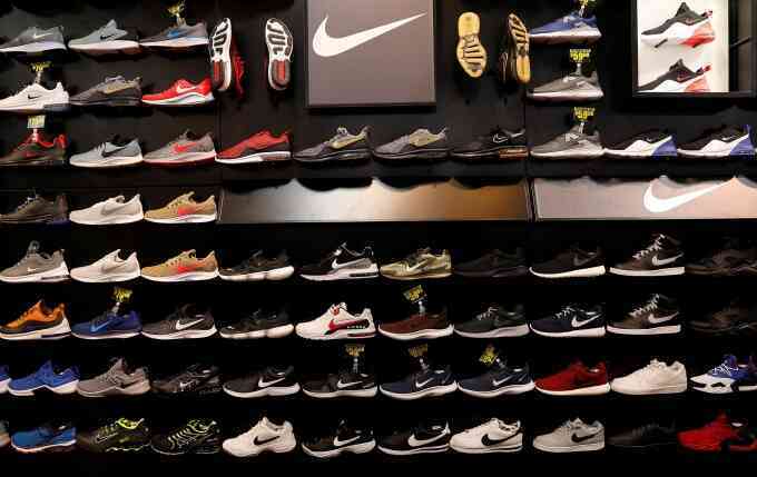 Nike, Adidas kêu gọi ông Trump miễn thuế nhập khẩu