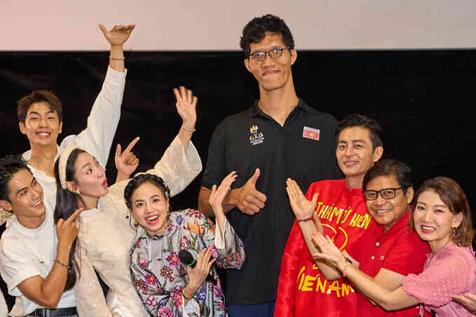 Vận động viên cao hơn 2 m đóng ma da trong 