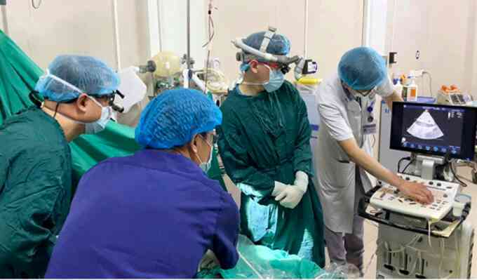 Chạy đua giành sự sống cho bé gái sốc tim nguy kịch
