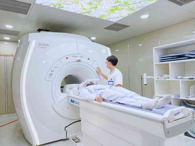 Đau lưng lan xuống chân là bệnh gì?