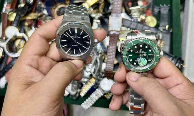 Hàng nghìn sản phẩm ở Saigon Square nghi giả mạo Rolex, Louis Vuitton, Gucci