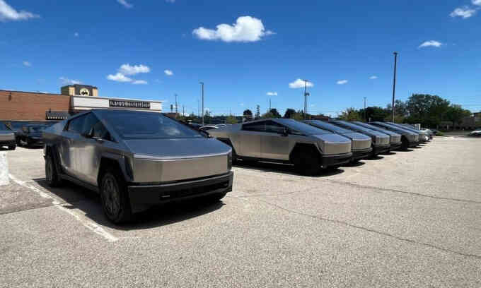 Tesla chất xe điện ế khách ở trung tâm thương mại
