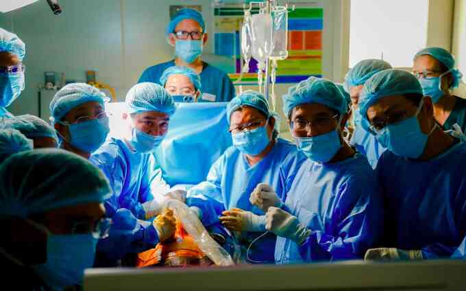 Bộ trưởng Y tế khen y bác sĩ cứu tim thai nhi cho bà bầu Singapore