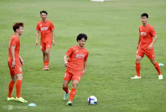 HLV Kim Sang-sik cho Quang Hải, Công Phượng nghỉ tập
