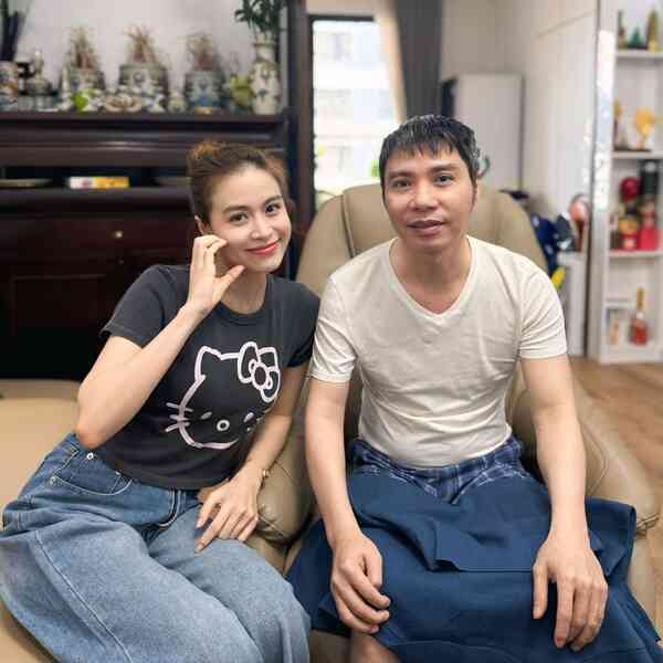 Hoàng Thuỳ Linh xúc động khi đến thăm NSND Công Lý