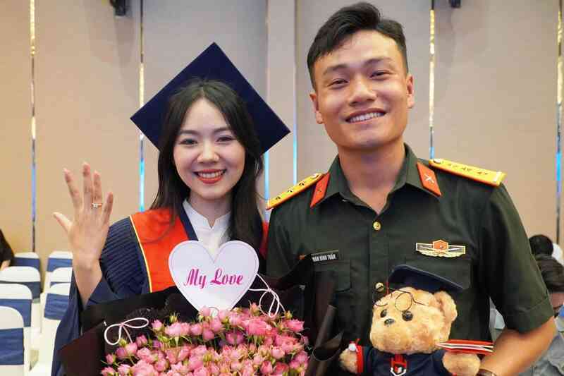 Nữ sinh bất ngờ được “chú bộ đội” cầu hôn trong lễ tốt nghiệp đại học