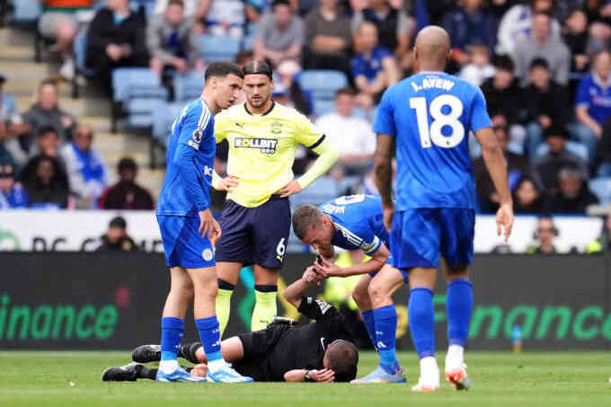 Vardy thổi còi dừng trận đấu khi trọng tài chấn thương đầu