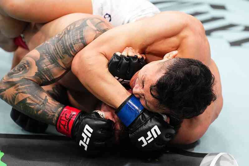 Võ sĩ Việt Nam đánh đối thủ bất tỉnh, giành chiến thắng vang dội ở UFC