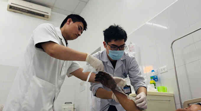 Cứu bàn tay cháy xém, hoại tử do điện giật