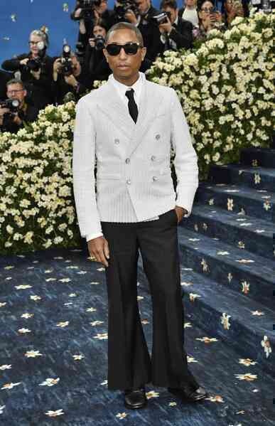 Pharrell Williams mặc blazer đính 100.000 viên ngọc trai
