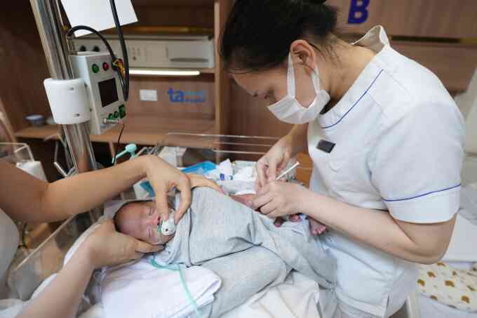 Tiêm kháng thể đơn dòng ngừa virus hợp bào hô hấp cho trẻ