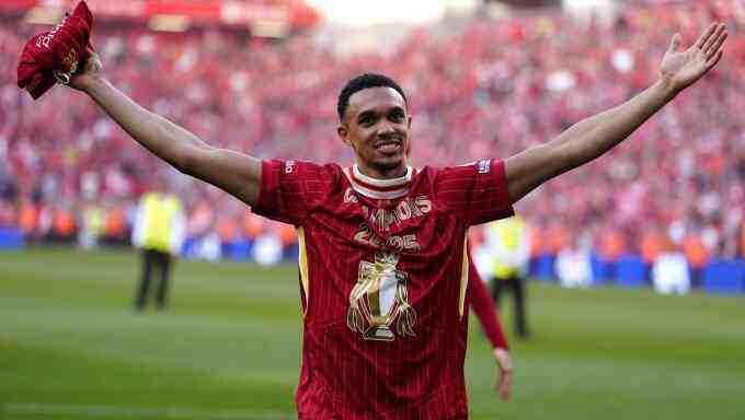 Carragher: `Alexander-Arnold tới Real là chống lại Liverpool`
