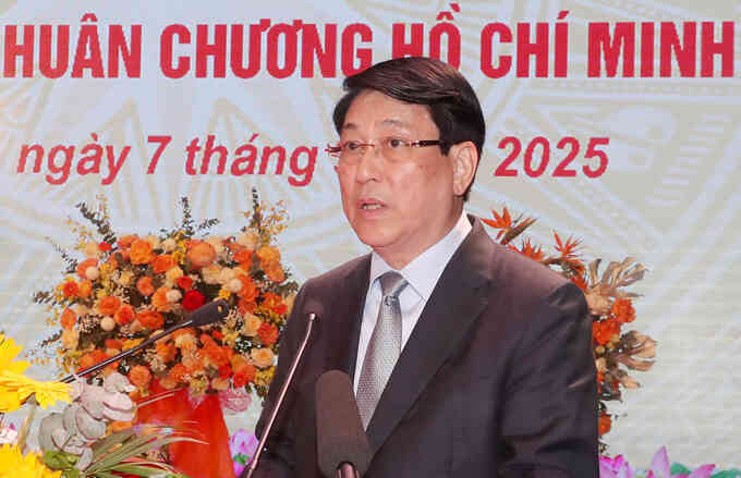 Chủ tịch nước: `Hải quân phải tinh, gọn, mạnh, là điểm tựa trên biển`
