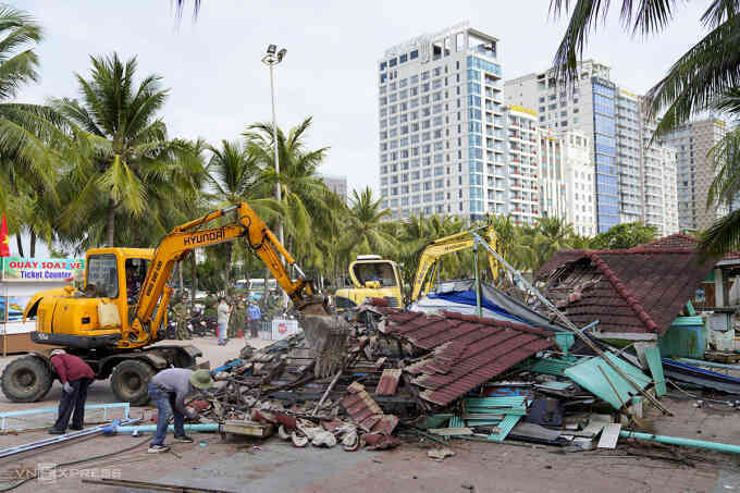 Cưỡng chế ki-ốt ven biển Đà Nẵng