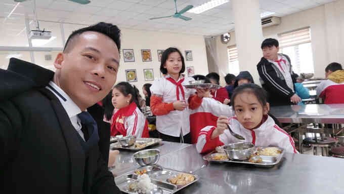 Thầy hiệu phó 8 năm đứng cổng trường chào học sinh