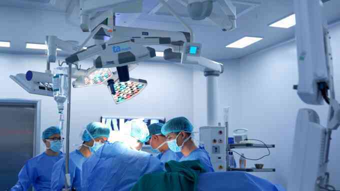Thay khớp gối thoái hóa sau 20 năm chấn thương