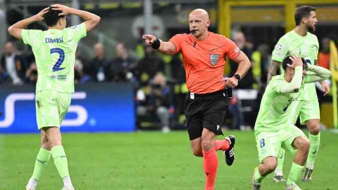 Cầu thủ Barca đòi điều tra trọng tài 