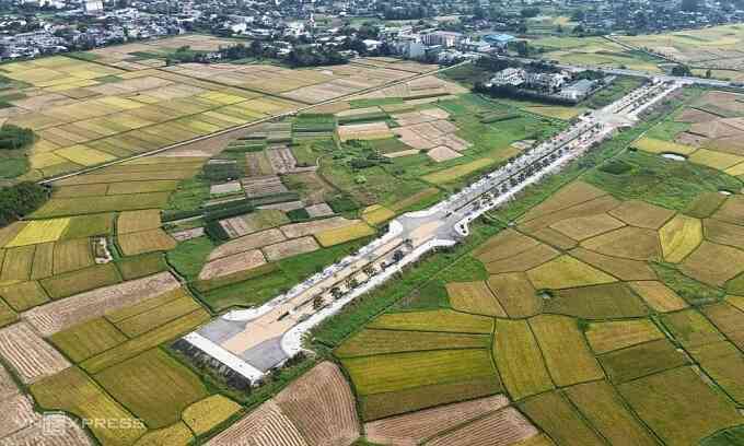 Đường làm xong hai năm chỉ để phơi lúa